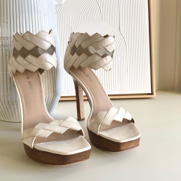 Via SPIGA creamy white leather heel with fine detail size 7 - Picture 3 of 17